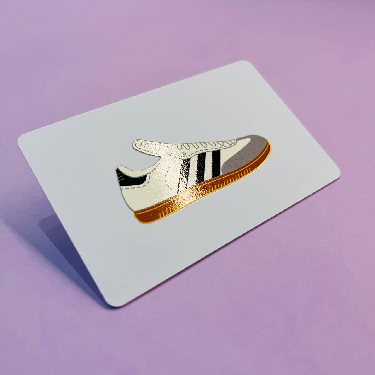 Подарочная карта для магазина кроссовок с выборочным лаком 