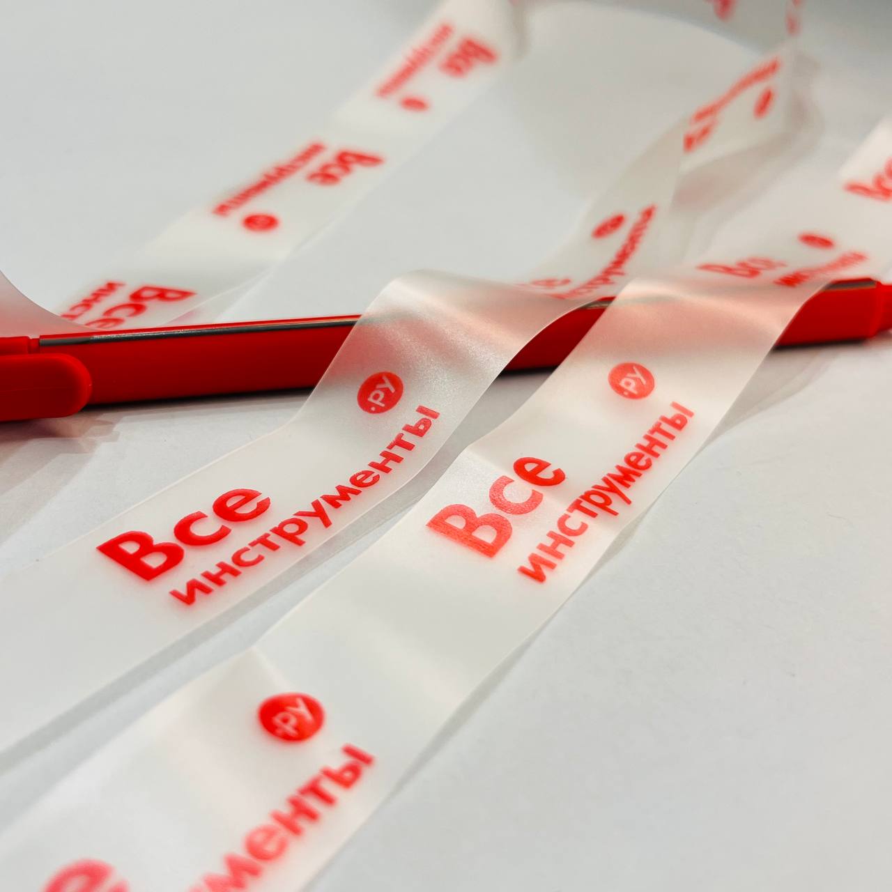 Печать логотипа на прозрачной силиконовой ленте 