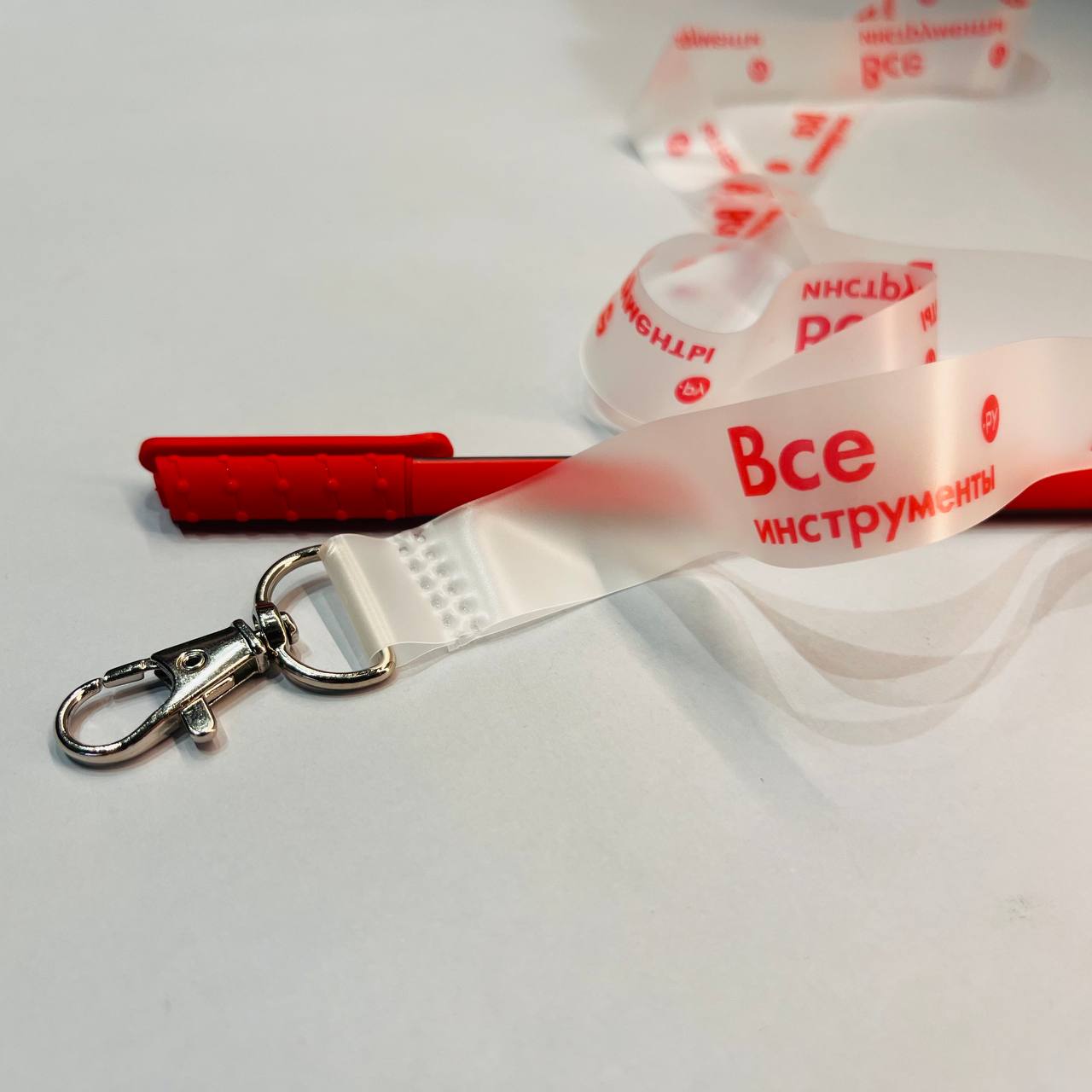 Лента для бейджа с логотипом красного цвета нанесенный сублимационным способом