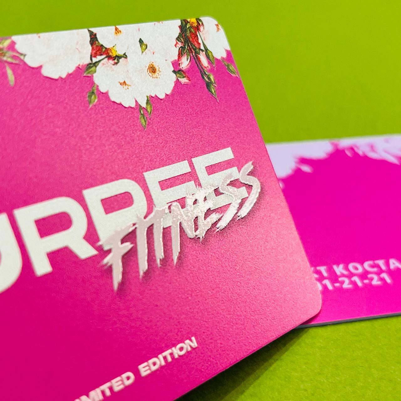 Абонемент в фитнес-центр с выборочным лаком и штри-кодом