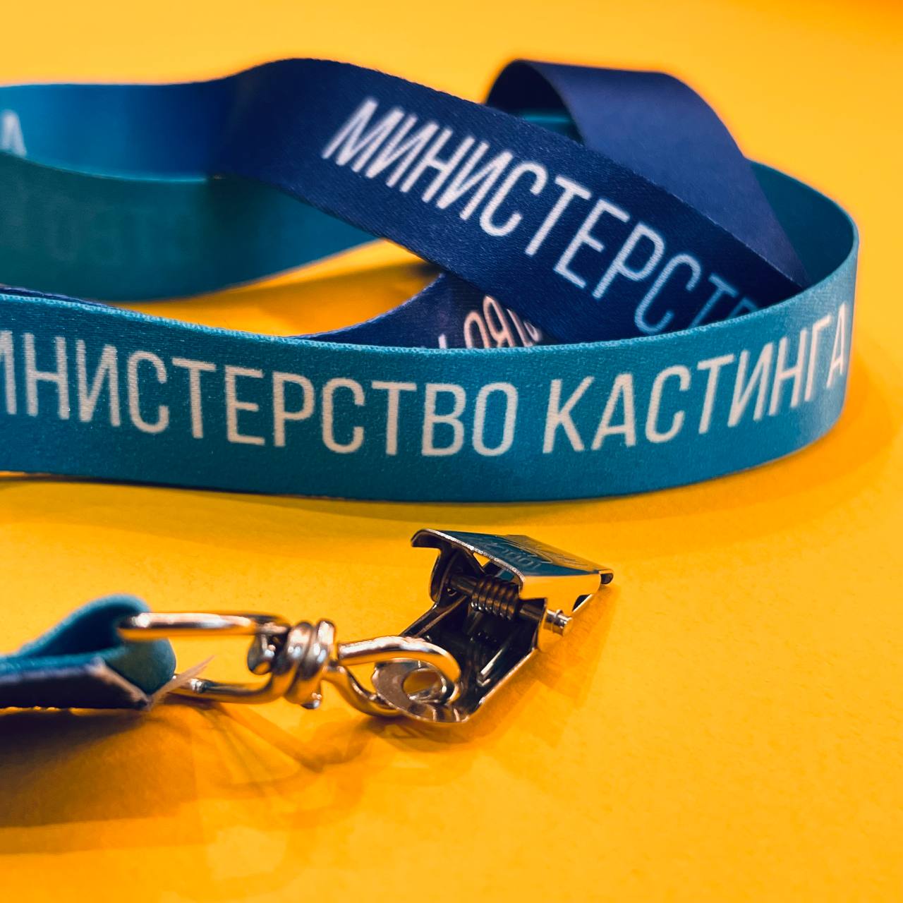 Шнурок для бейджика с логотипом и прищепкой крокодил Шнурок для бейджика с логотипом и прищепкой крокодил
