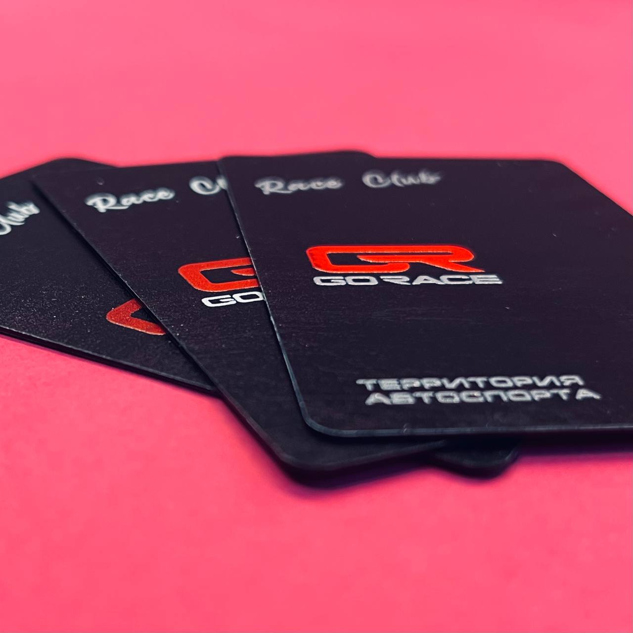 Черная в массе карта лояльности Карла лояльности изготовленная на черном в массе пластике с черным торцом