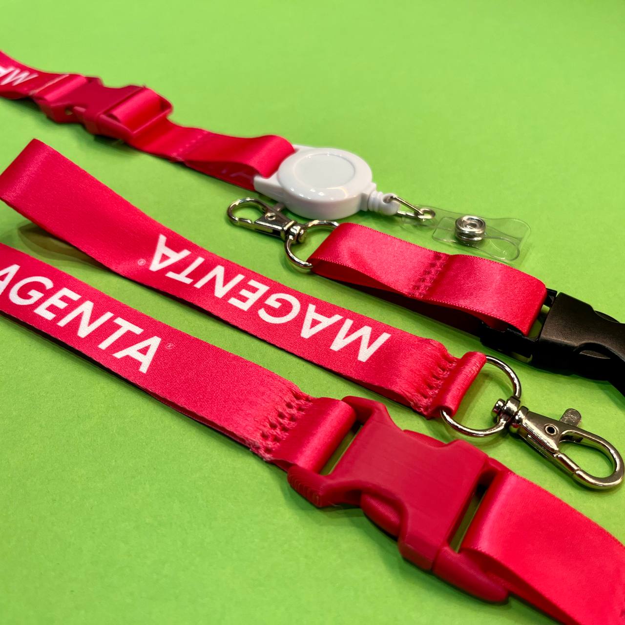 Ленты для бейджей и ремувка с логотипами