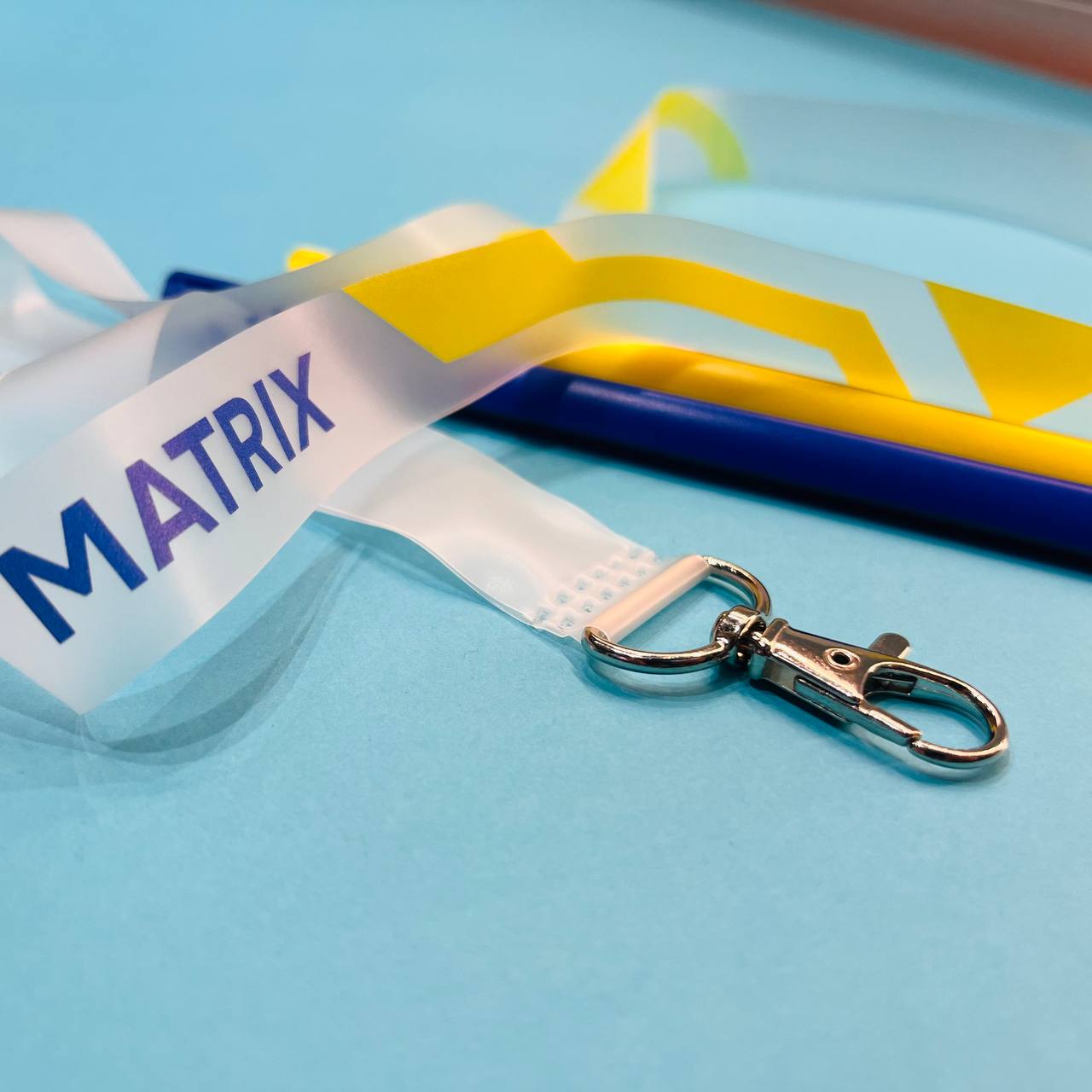 Прозрачная лента для бейджа Прозрачная лента для бейджа на силиконе с печатью полноцветного логотипа и карабином