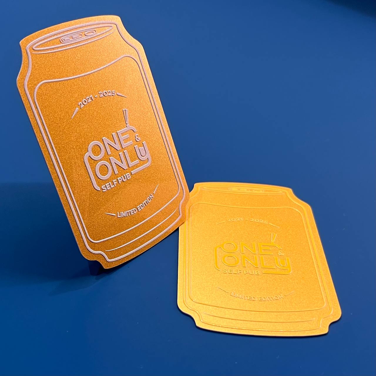 Золотая карта клиента необычной формы для пивного бара