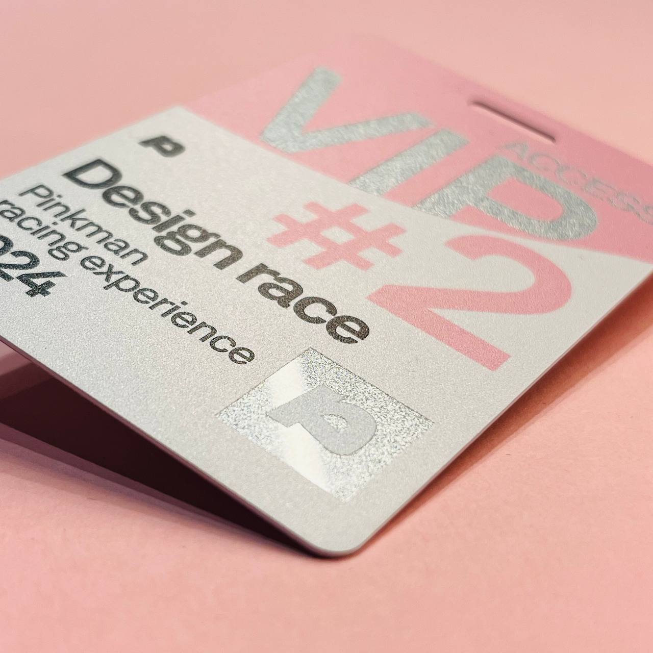 Пластиковый бейдж с серебряными элементами и УФ печатью белой заливки