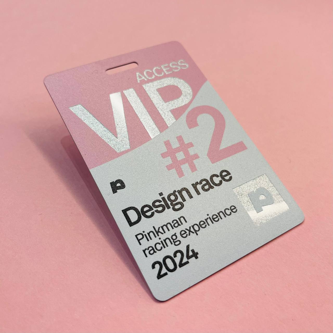 Пластиковый бейдж с серебряными элементами дизайна с прягоуголным отверстием