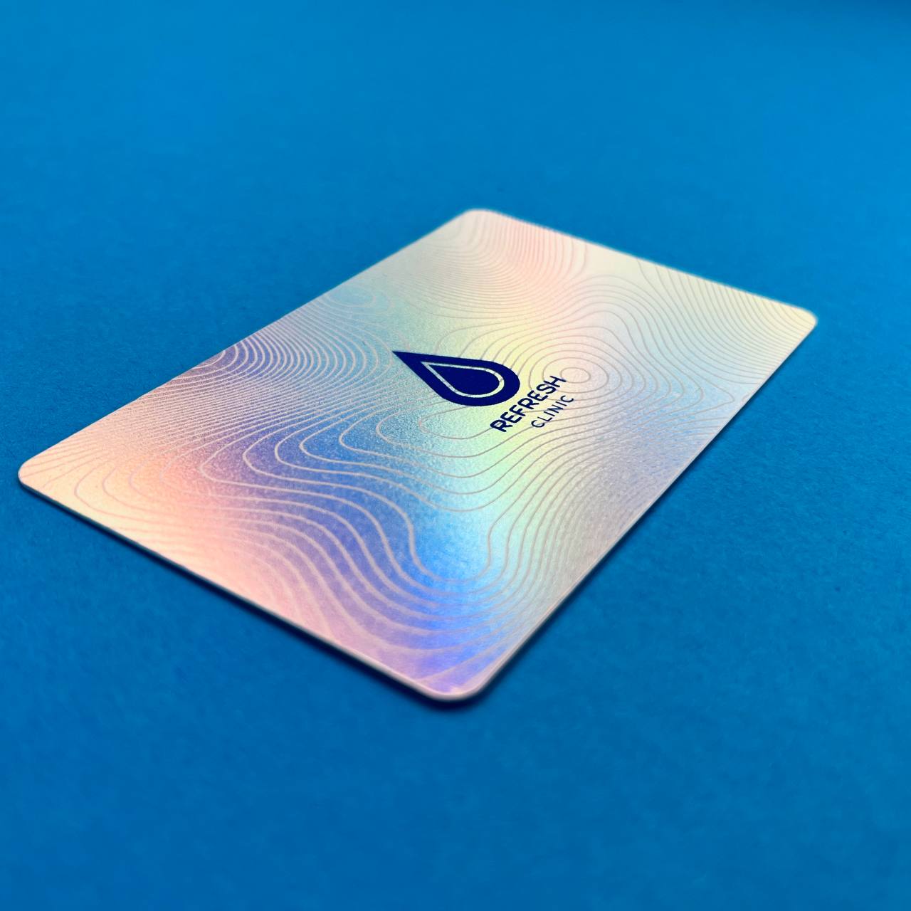 Премиальная подарочная карточка на голографисечком пластике с матовой ламинацией и с печатью логотипа на заказ