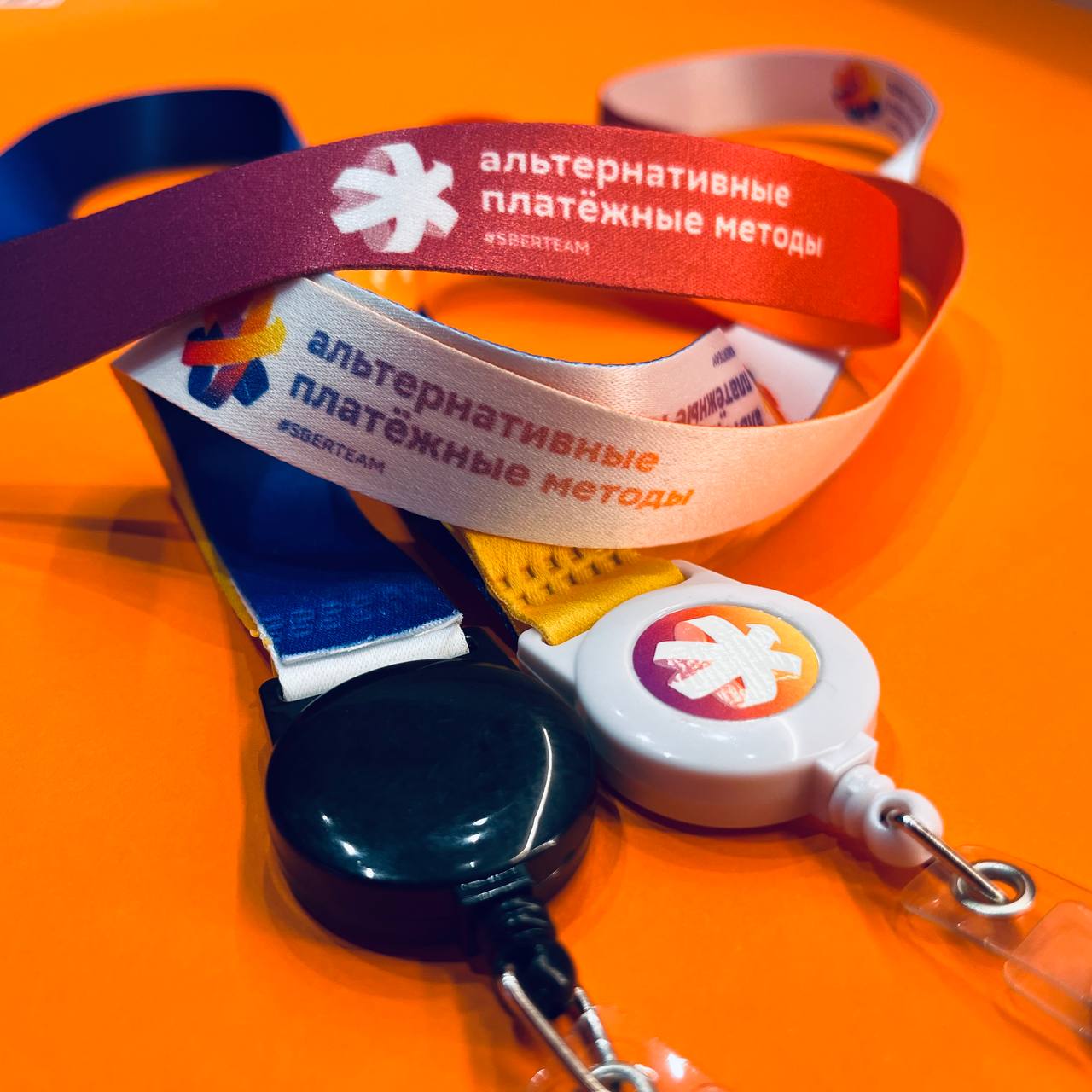 Шнурок для бейджда с логотипом и ректрактором