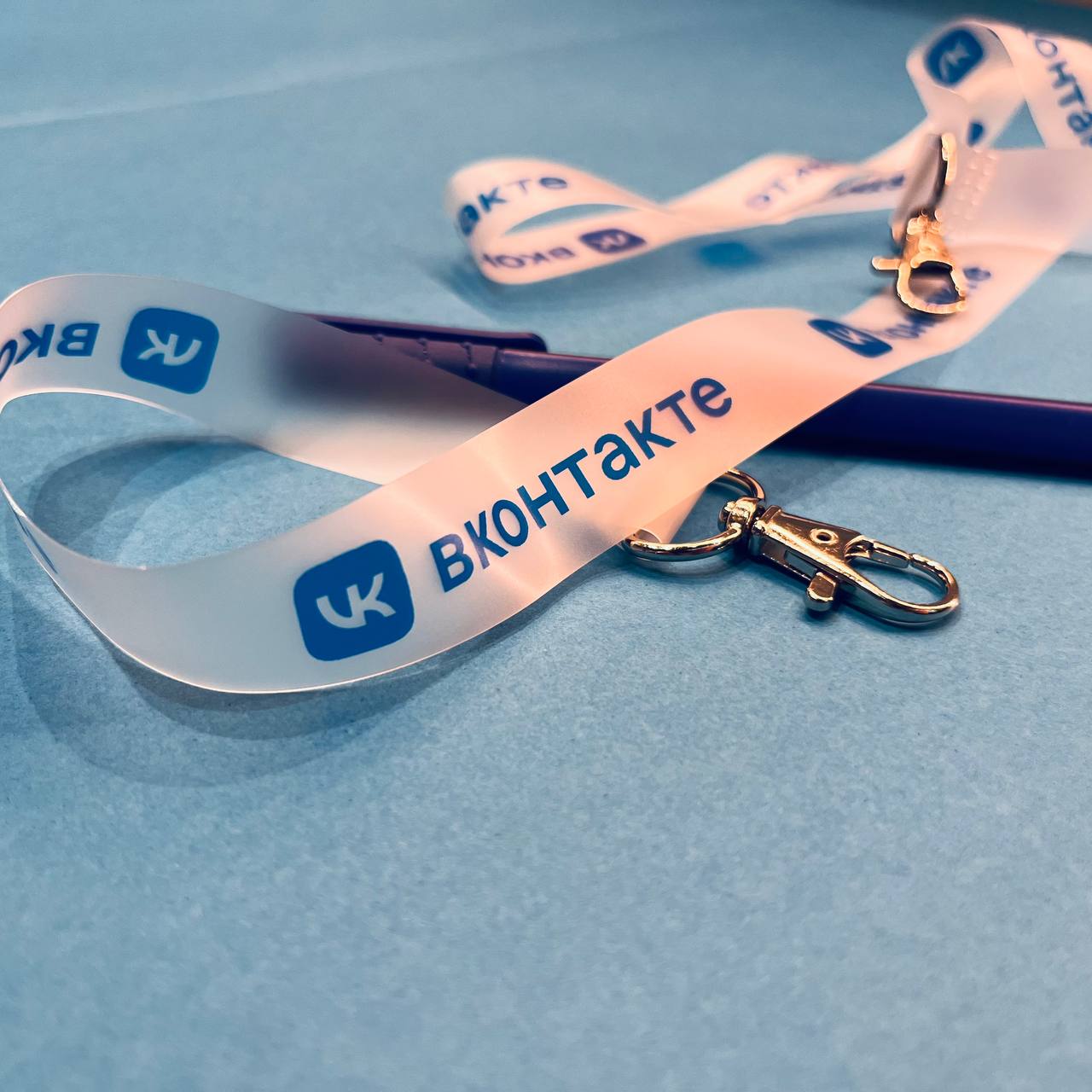 Прозрачная лента для бейджей с логотипом Силиконовая прозрачная лента с печатью логотипа и карабином для бейджа