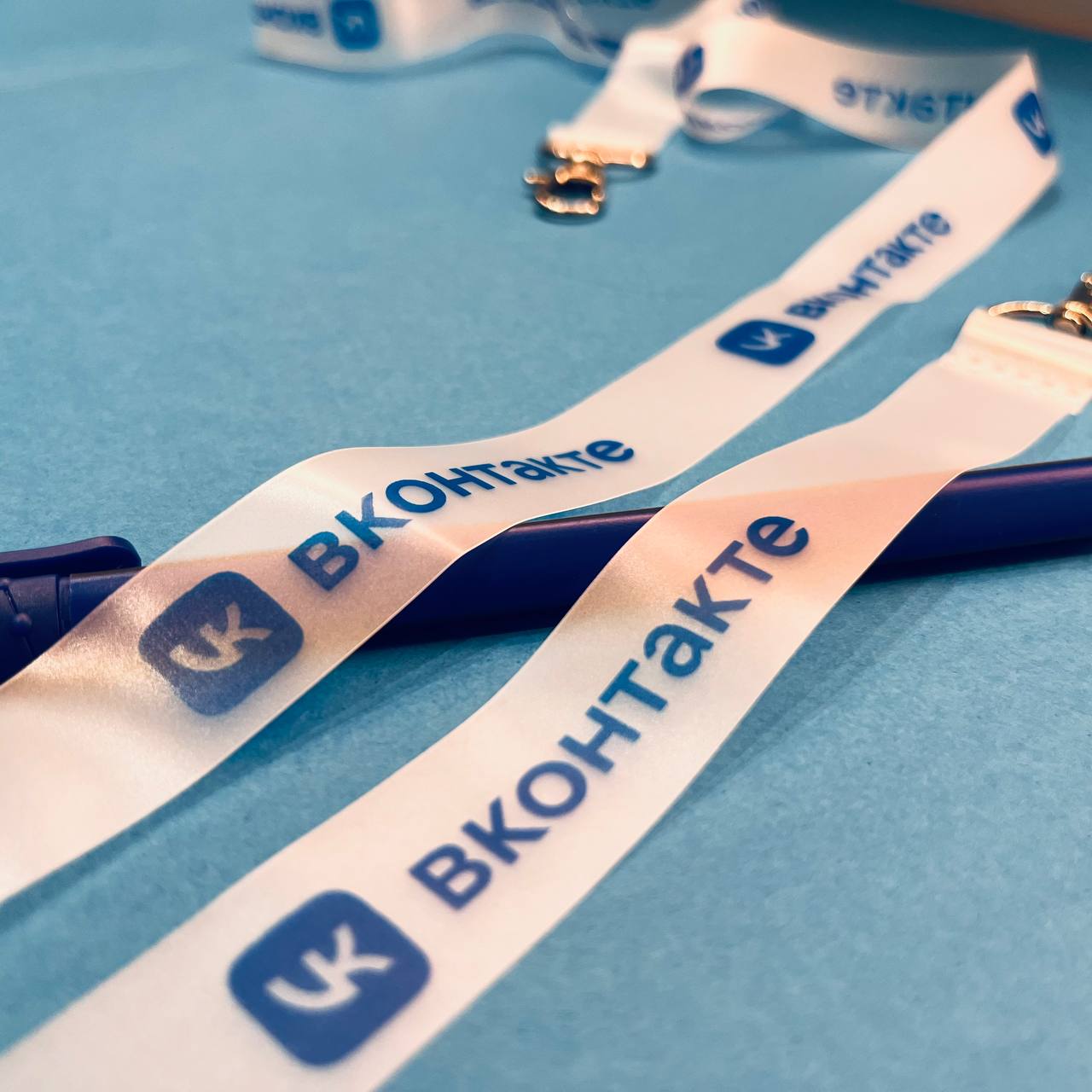 Прозрачный шнурок для бейджа Прозрачный шнурок для бейджа с печатью логотипа методом термотрансферной печати