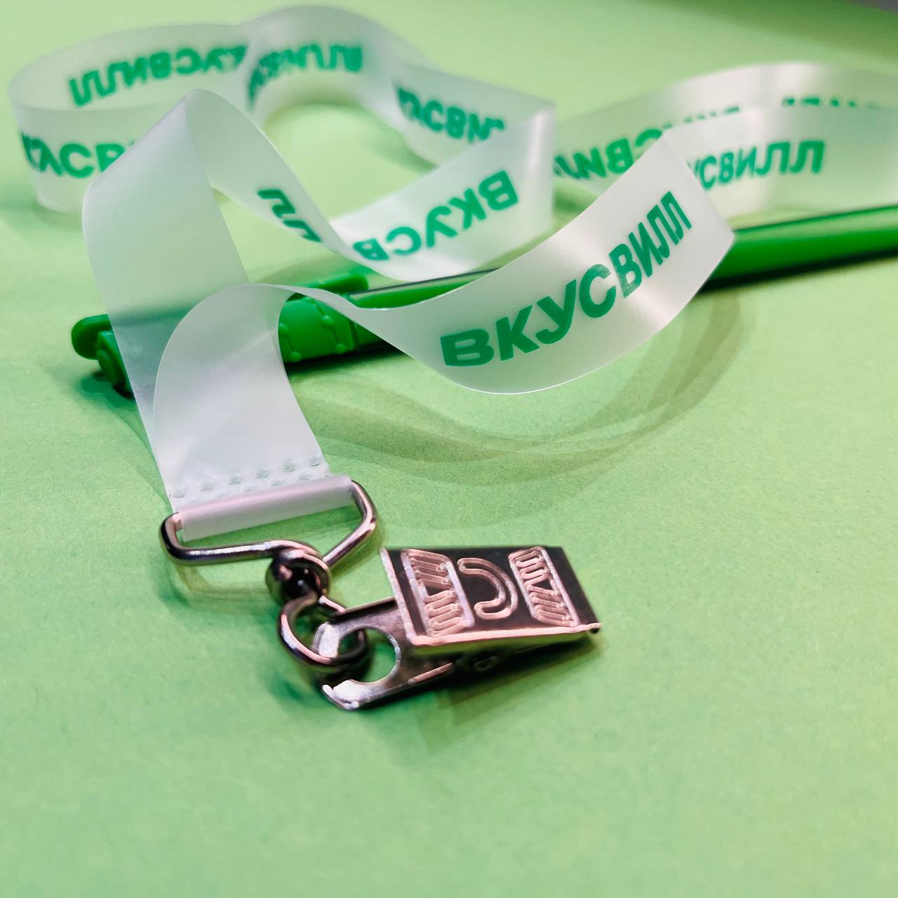 Прозрачная лента для бейджа с карабином и печатью логотипа зеленым цветом