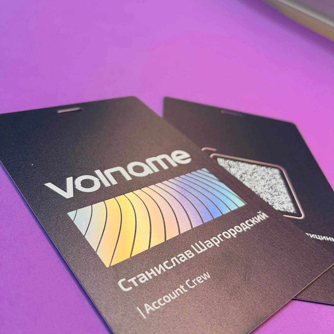 Пластиковые бейджи на голографическом пластике