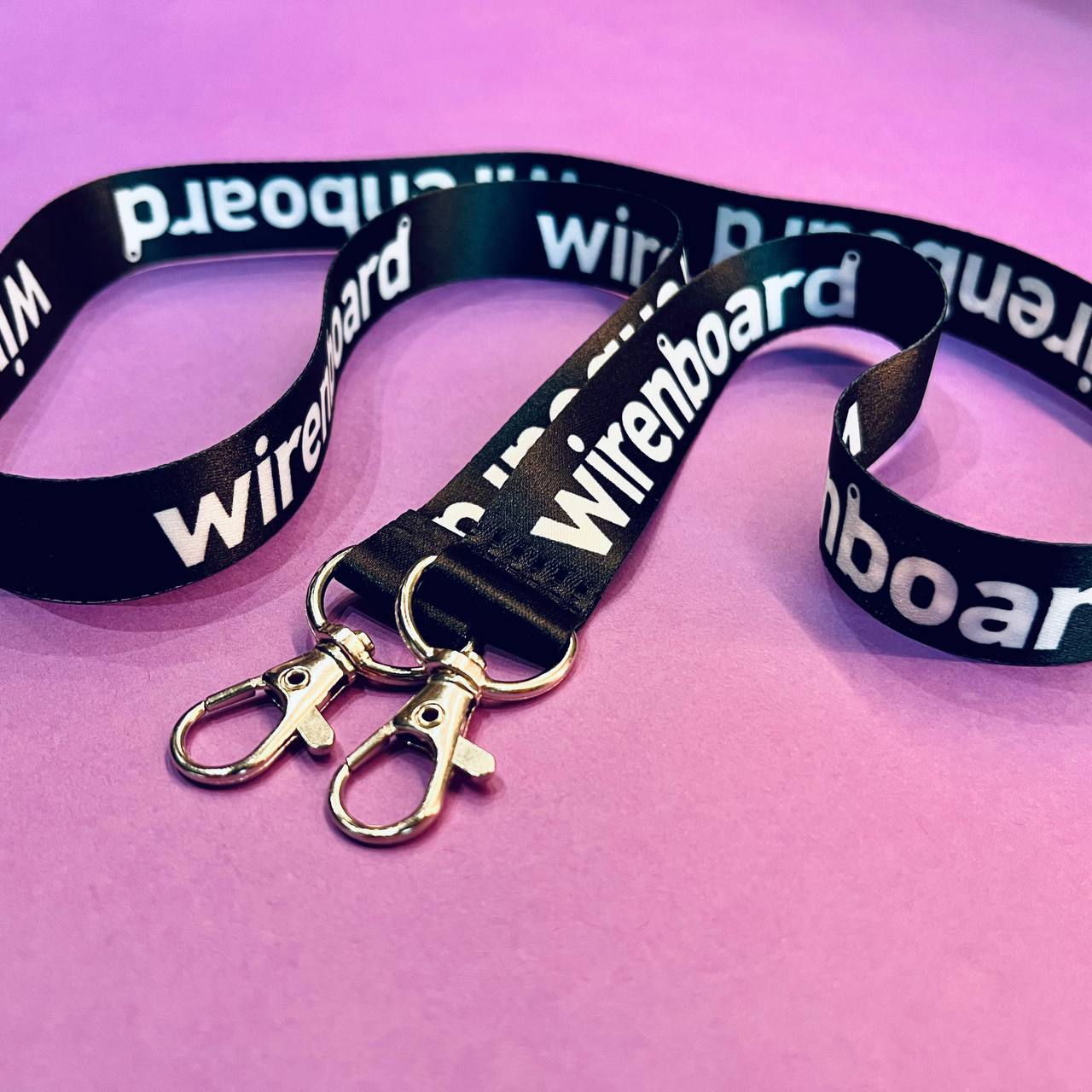 Лента для бейджа с двумя карабинами Лента для бейджа с двумя карабинами